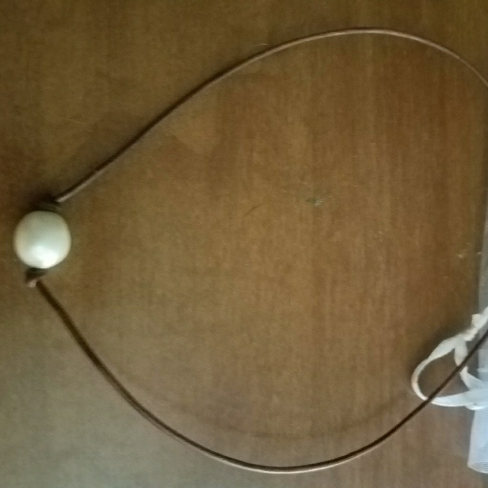 Leather choker with lg pearl